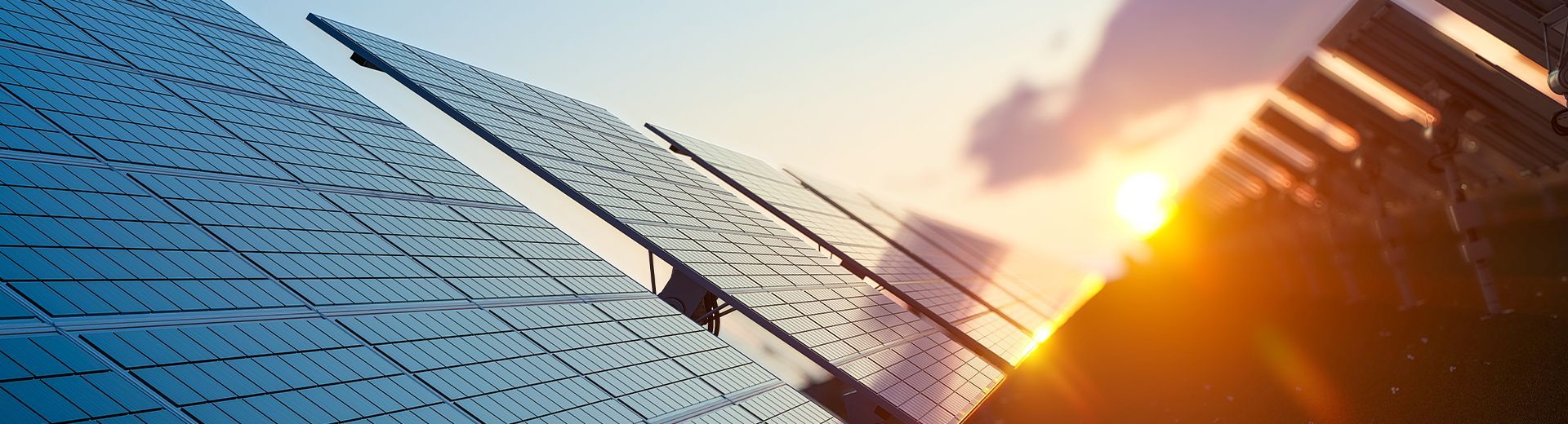 Sun oberhalb der Solar Farm 3d-Rendering