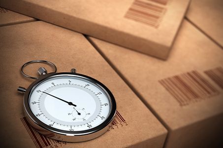 Stoppuhr liegt auf Paketen